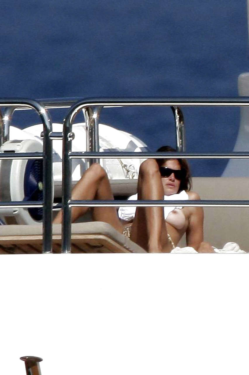 シンディ・クロフォード、ヨットの上でトップレスで日光浴 パパラッチ写真
 #75261743