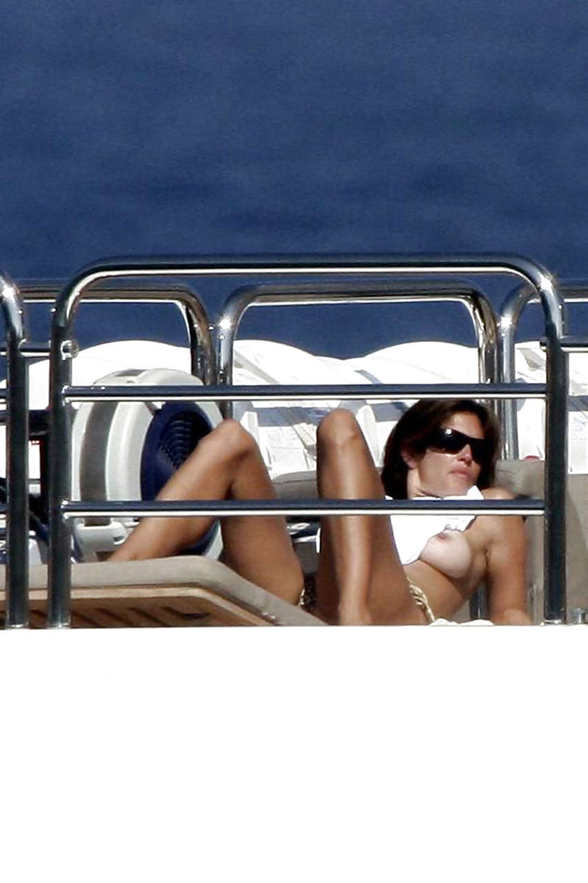 シンディ・クロフォード、ヨットの上でトップレスで日光浴 パパラッチ写真
 #75261744