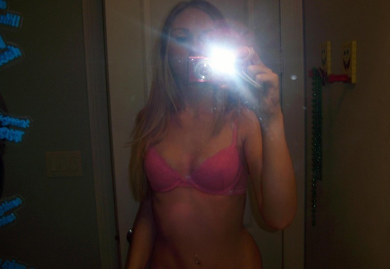 Amateur-Freundinnen posieren
 #68283640