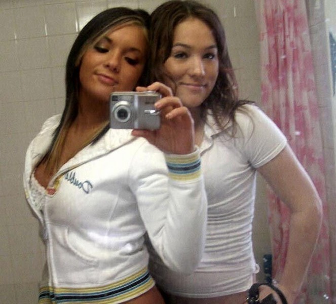 Amateur-Freundinnen posieren
 #68283721