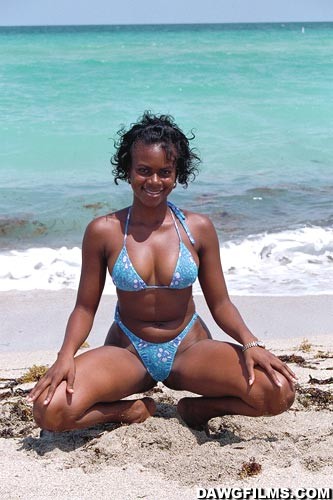 Une jeune femme en bikini noir sur la plage pendant les vacances de printemps.
 #73212114