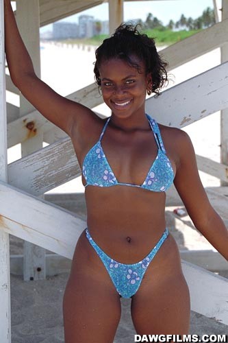 Une jeune femme en bikini noir sur la plage pendant les vacances de printemps.
 #73212119