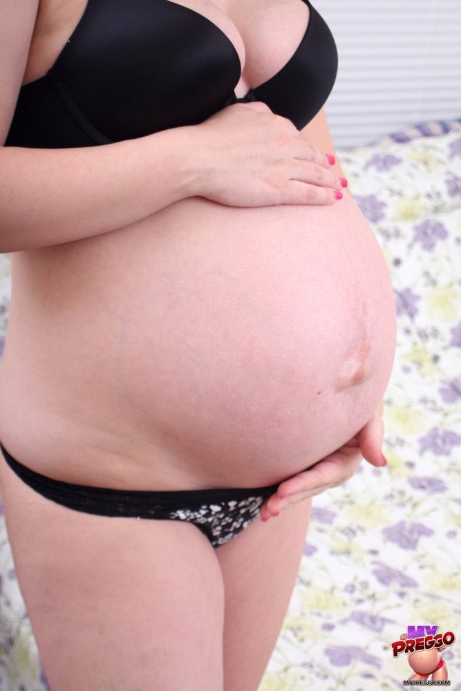 Une jeune enceinte avec un ventre et des seins gonflés utilise un vibrateur à baguette magique pour se masturber.
 #75485230