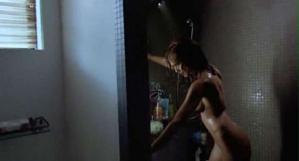 Jessica alba che posa nuda e mostra il culo sexy sotto la doccia
 #75331650