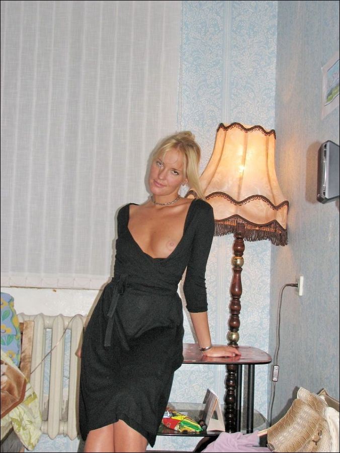 Femme amateur blonde et mince faisant un striptease dans sa chambre
 #73806729