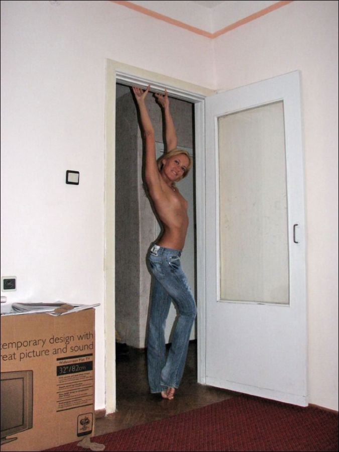 Femme amateur blonde et mince faisant un striptease dans sa chambre
 #73806749