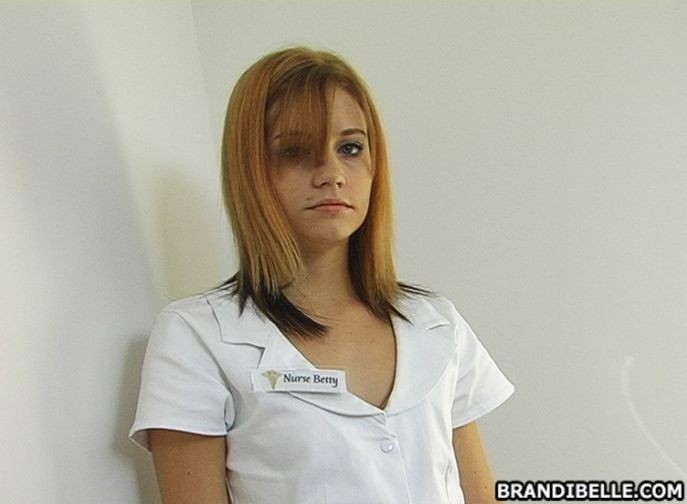Brandi belle die kinky handjob krankenschwester tut ihre arbeit
 #76611750