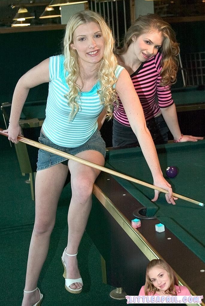 Zwei heiße Teens spielen eine heiße Partie Pool zusammen
 #79020913