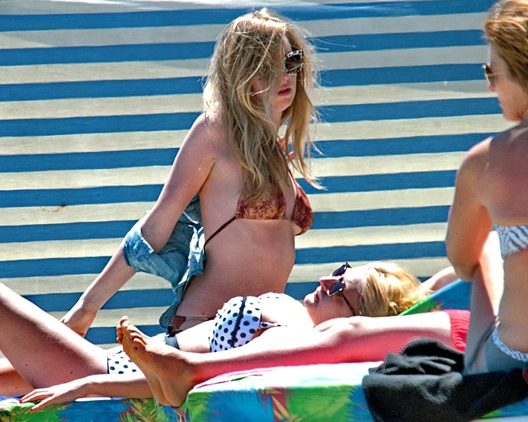 Diana vickers portant un bikini imprimé loup au bord d'une piscine en Espagne
 #75196718