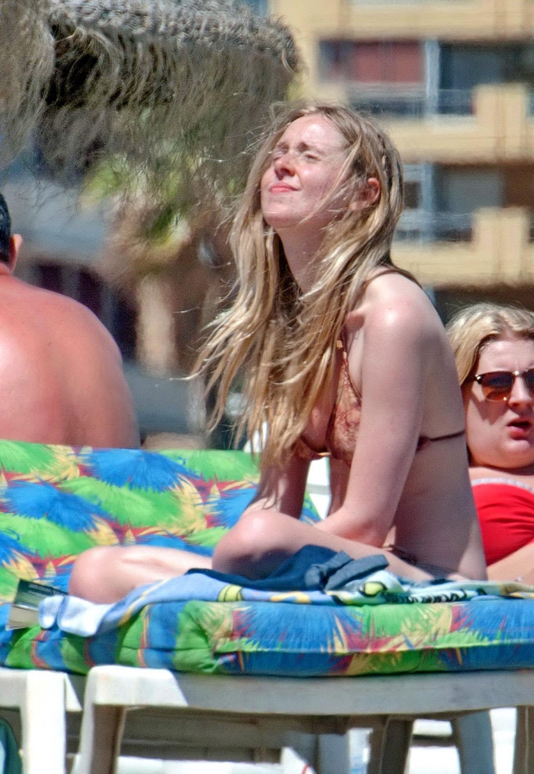 Diana Vickers indossa un bikini con stampa di lupo a bordo piscina in Spagna
 #75196732