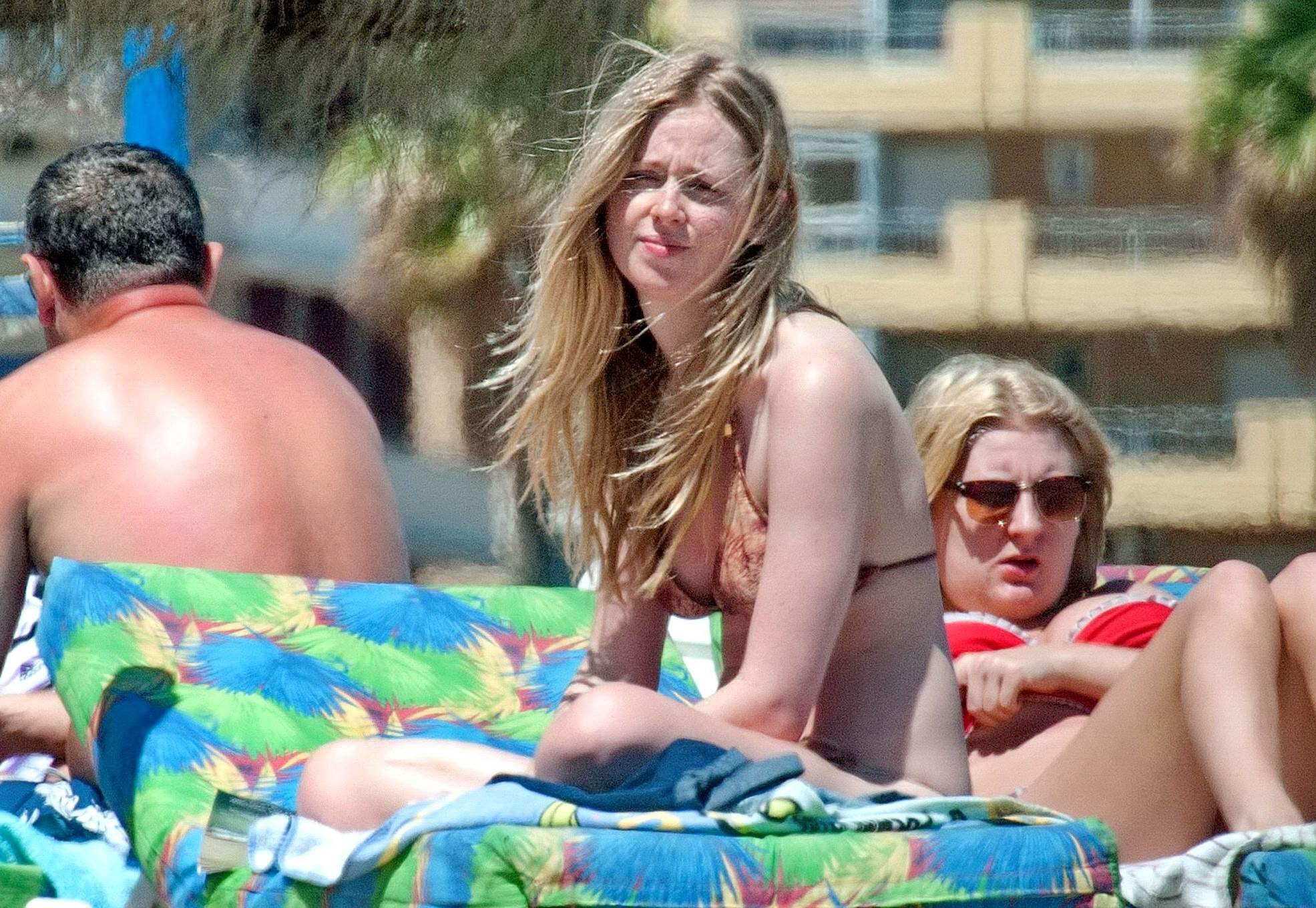 Diana vickers portant un bikini imprimé loup au bord d'une piscine en Espagne
 #75196751