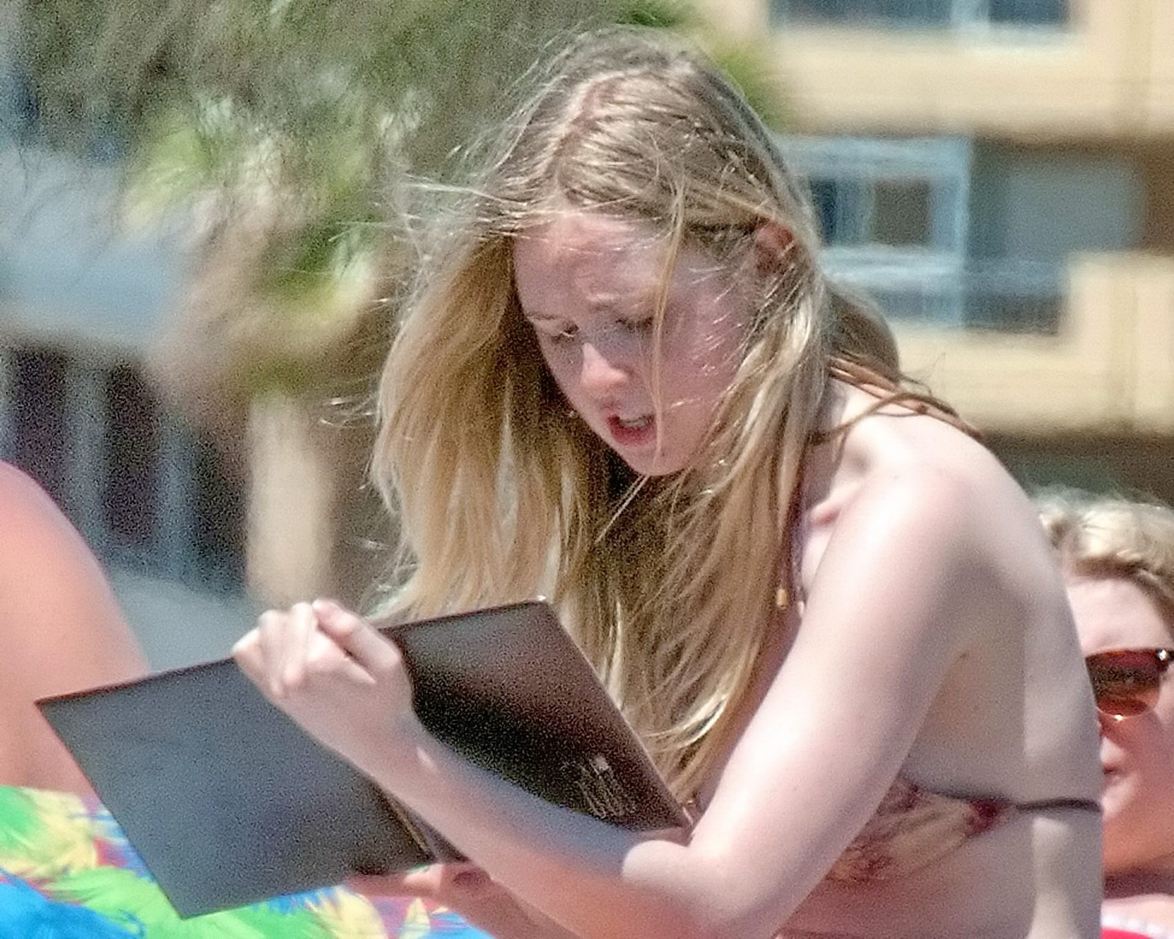 Diana Vickers trägt einen Wolfsdruck-Bikini am Pool in Spanien
 #75196758