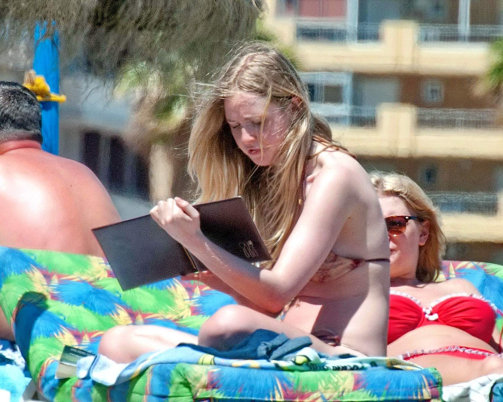 Diana Vickers trägt einen Wolfsdruck-Bikini am Pool in Spanien
 #75196765