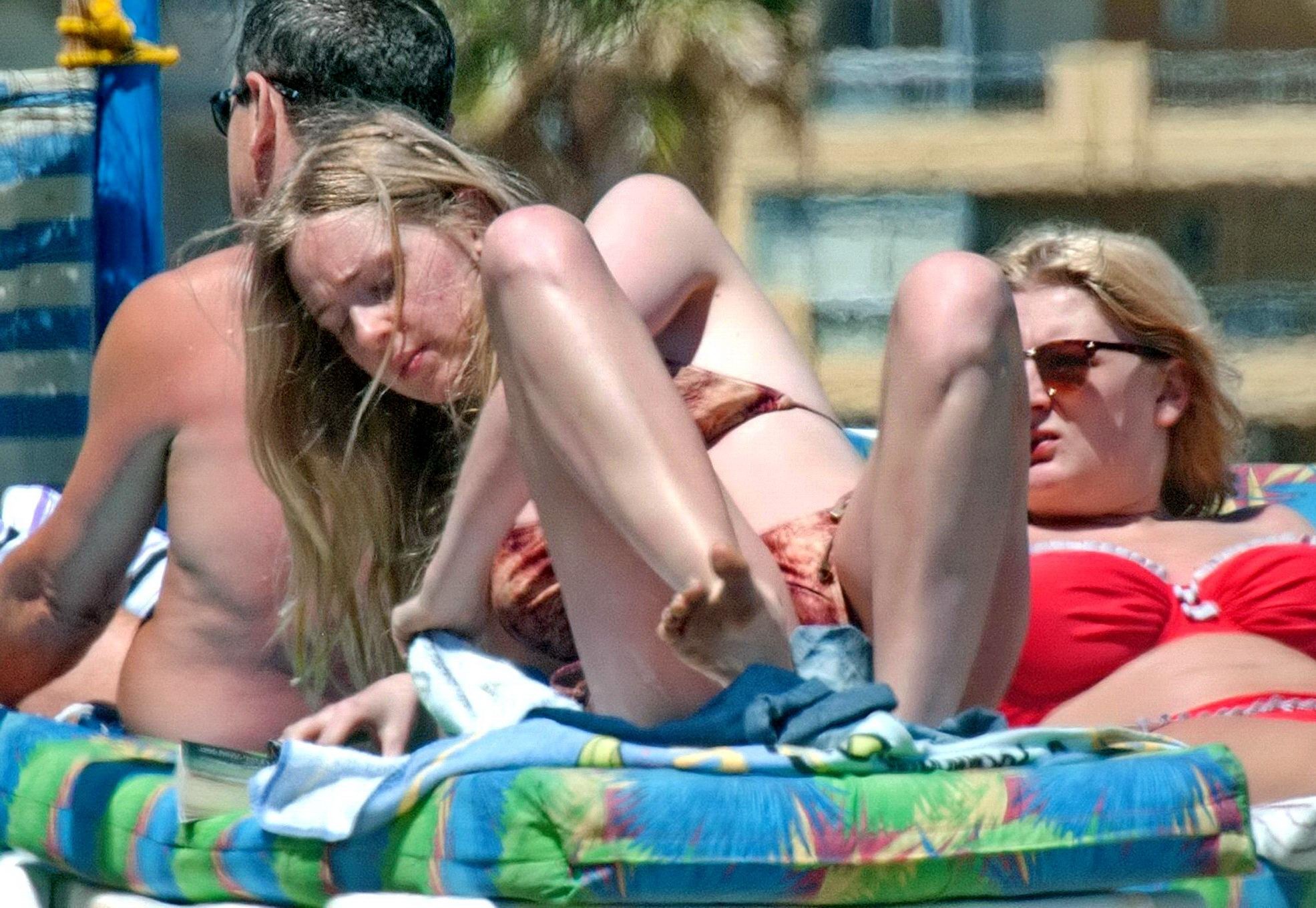 Diana Vickers indossa un bikini con stampa di lupo a bordo piscina in Spagna
 #75196770