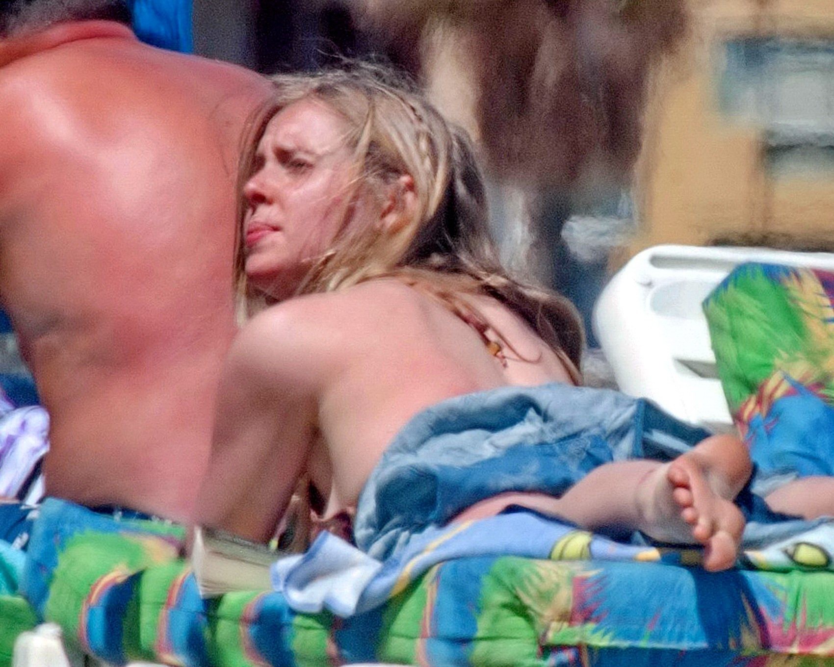 Diana Vickers indossa un bikini con stampa di lupo a bordo piscina in Spagna
 #75196778