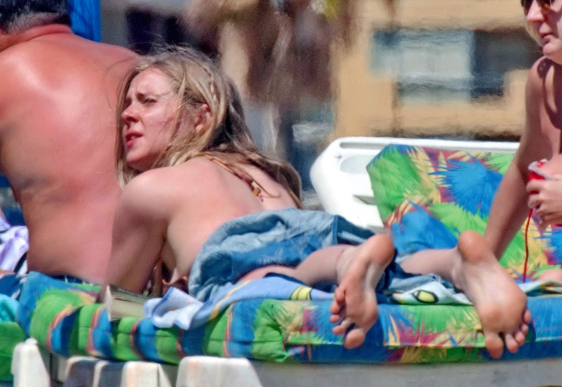 Diana Vickers indossa un bikini con stampa di lupo a bordo piscina in Spagna
 #75196786