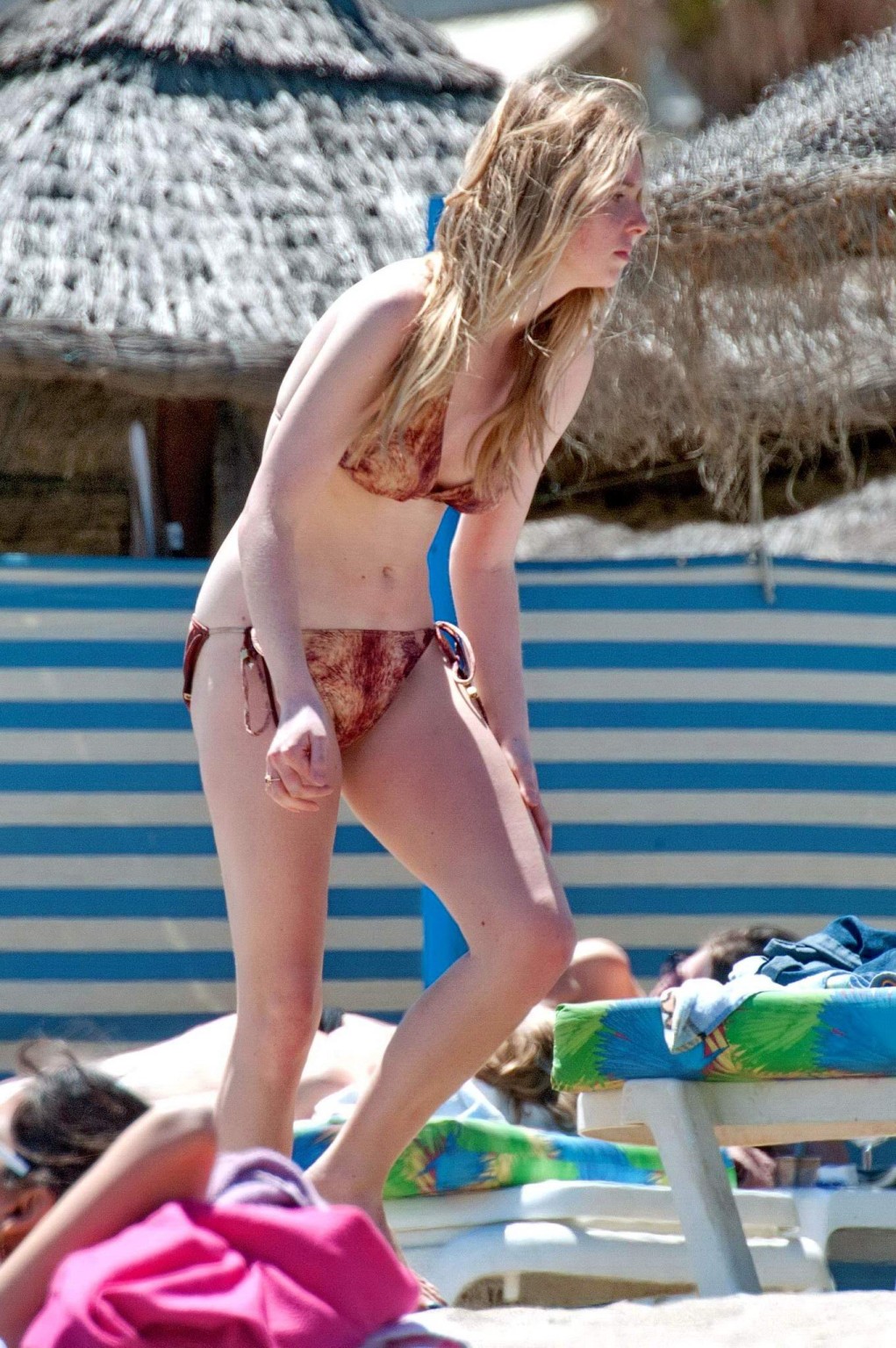 Diana vickers portant un bikini imprimé loup au bord d'une piscine en Espagne
 #75196792
