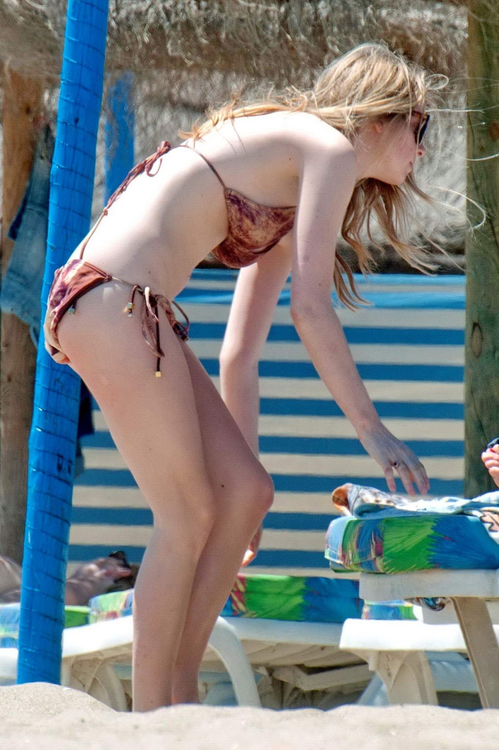 Diana vickers portant un bikini imprimé loup au bord d'une piscine en Espagne
 #75196799