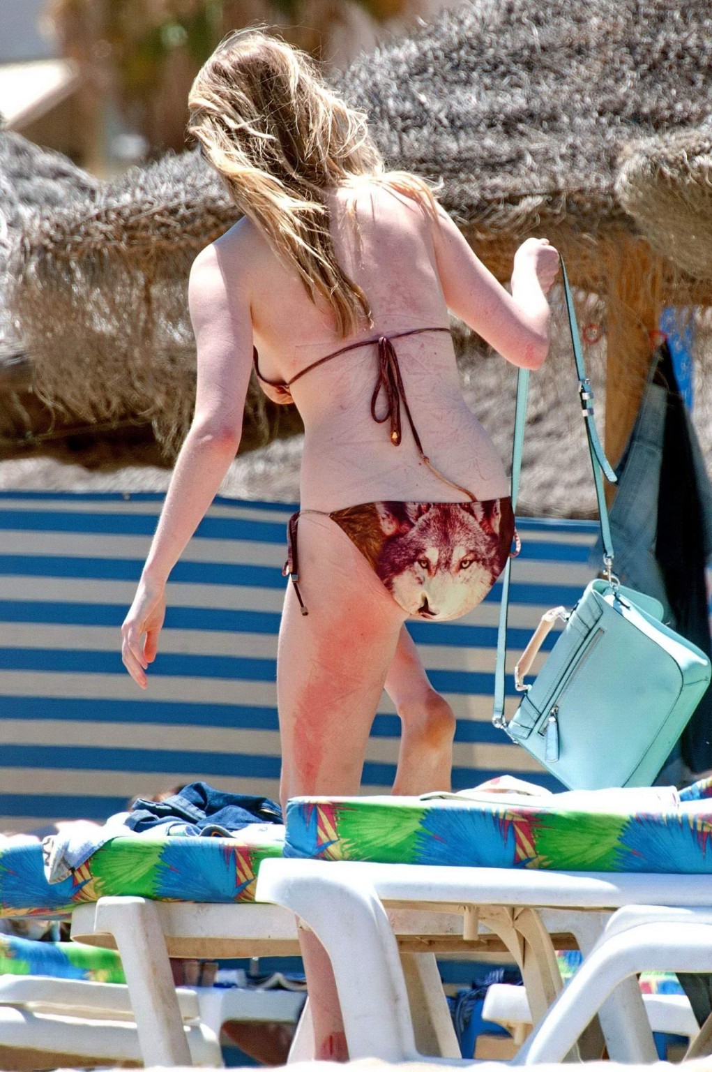 Diana Vickers trägt einen Wolfsdruck-Bikini am Pool in Spanien
 #75196807
