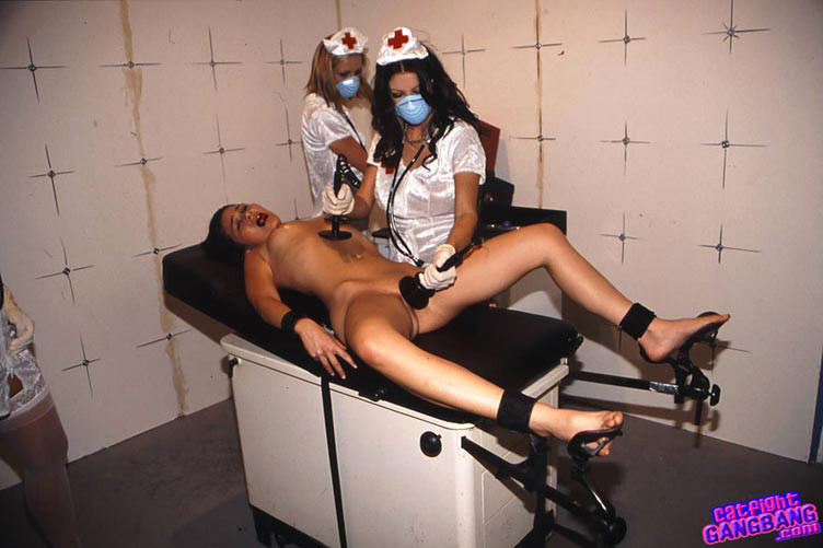 Enfermeras sexy caliente en gangbang lesbiana softcore con grandes consoladores
 #70395615