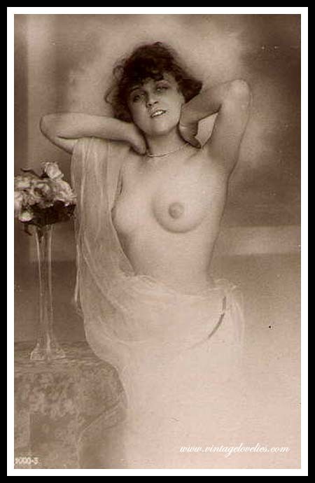 Chicas antiguas calientes posando desnudas al aire libre en los años veinte
 #75595607