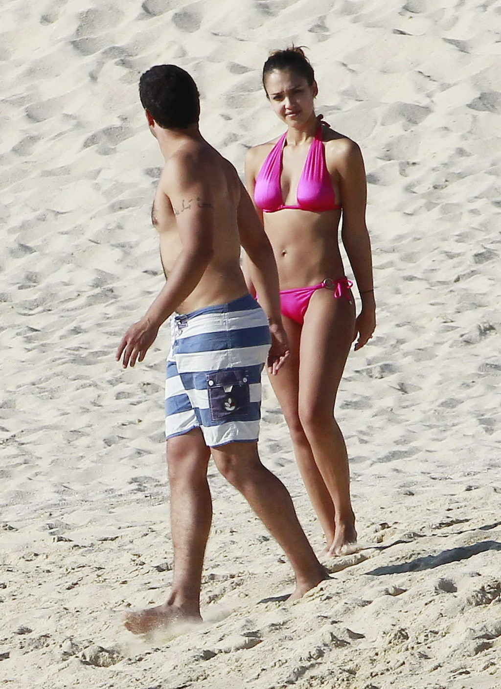 Jessica alba trägt einen sexy rosa Bikini in Cabo San Lucas
 #75277360