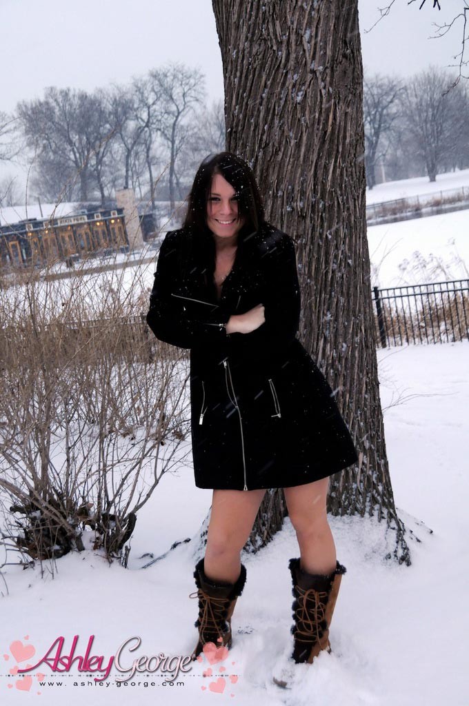 La jeune fille coquine Ashley George pose en plein air dans la neige.
 #79197448