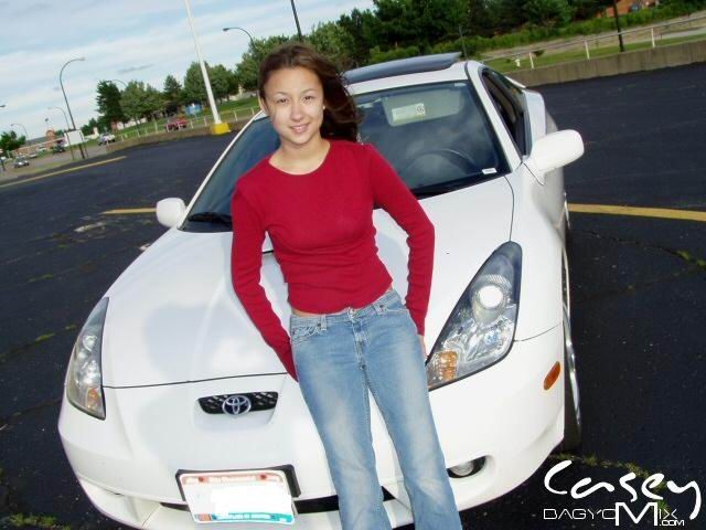 Asiatische Teenie posiert draußen mit Autos
 #70012384