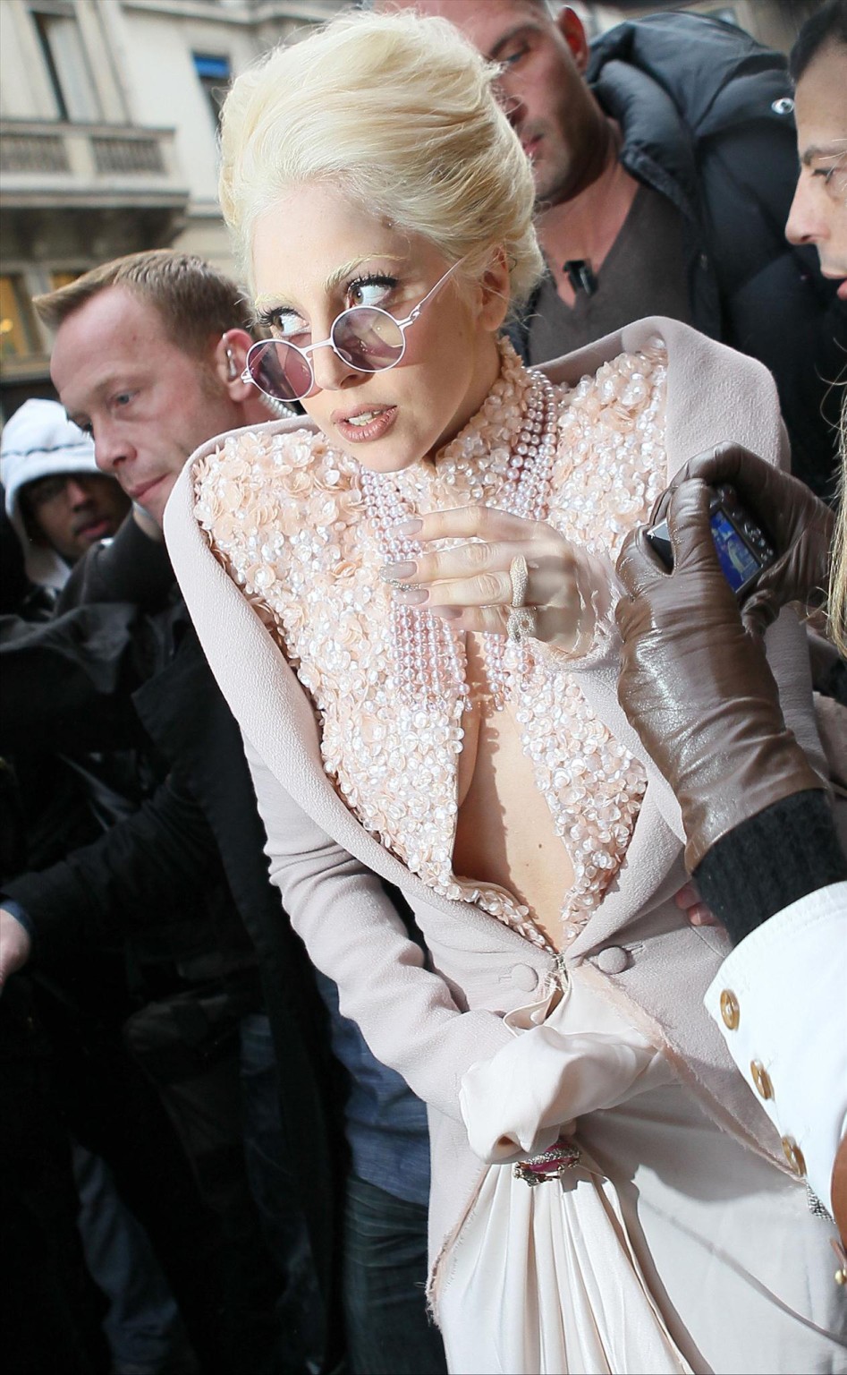 Lady Gaga che mostra il suo culo tette per le strade di Parigi
 #75323200