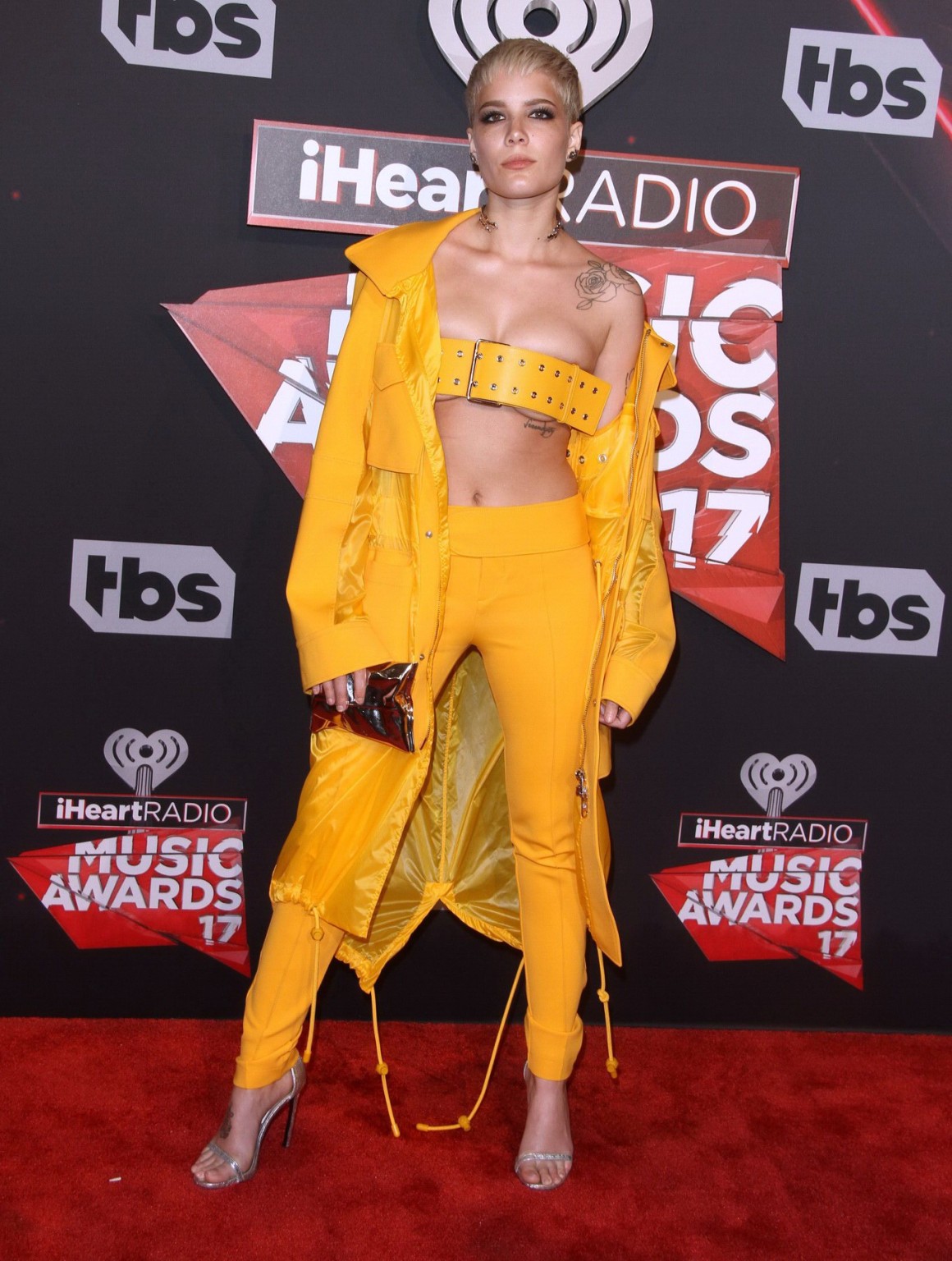 Halsey tetona enseñando las tetas y la barriga
 #75140018