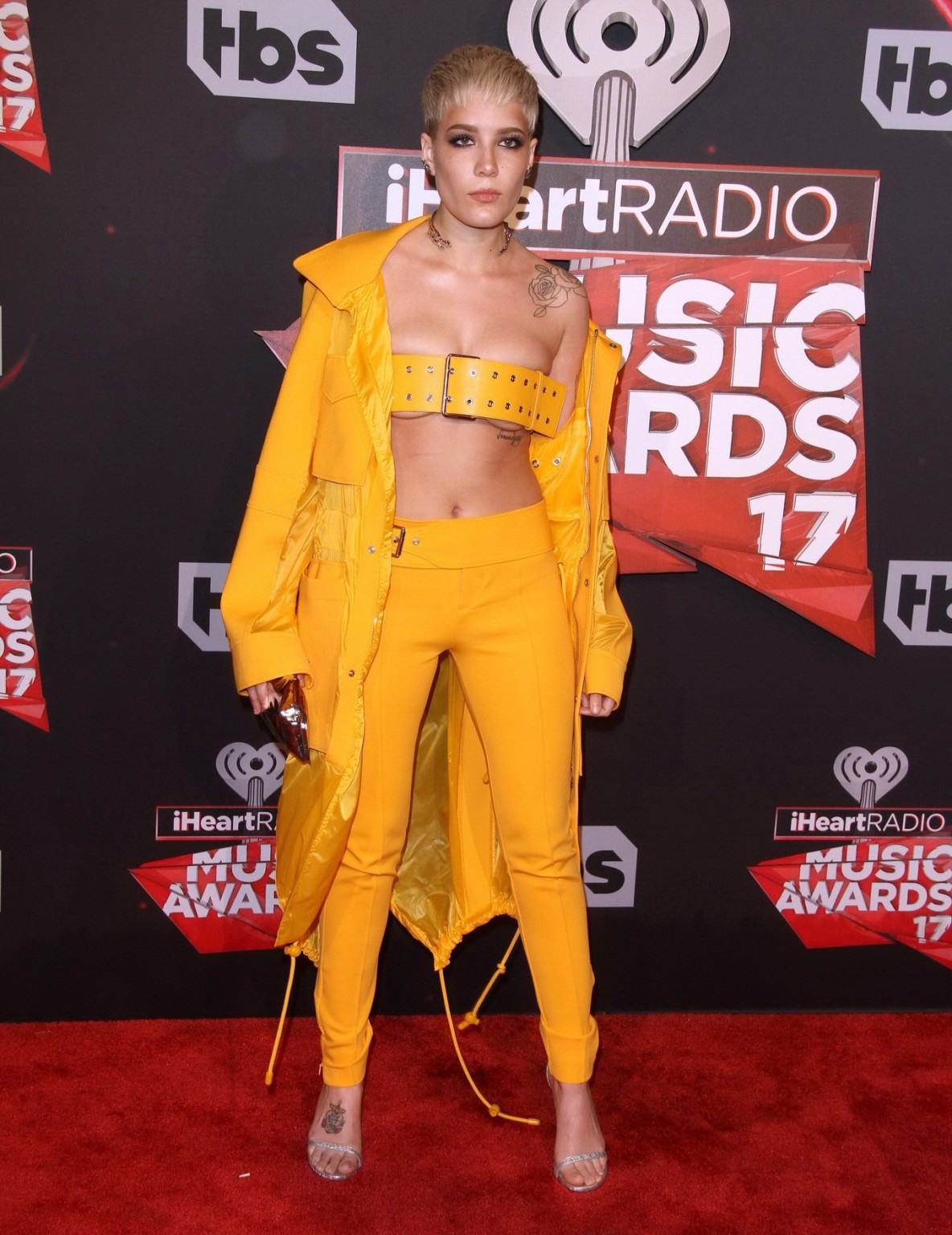 Halsey à forte poitrine montrant ses seins et son ventre
 #75140027