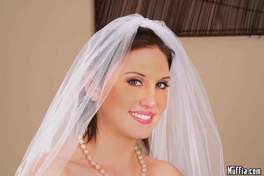 Geile Braut Mindy Main wird direkt nach ihrer Hochzeit gefickt
 #70367466
