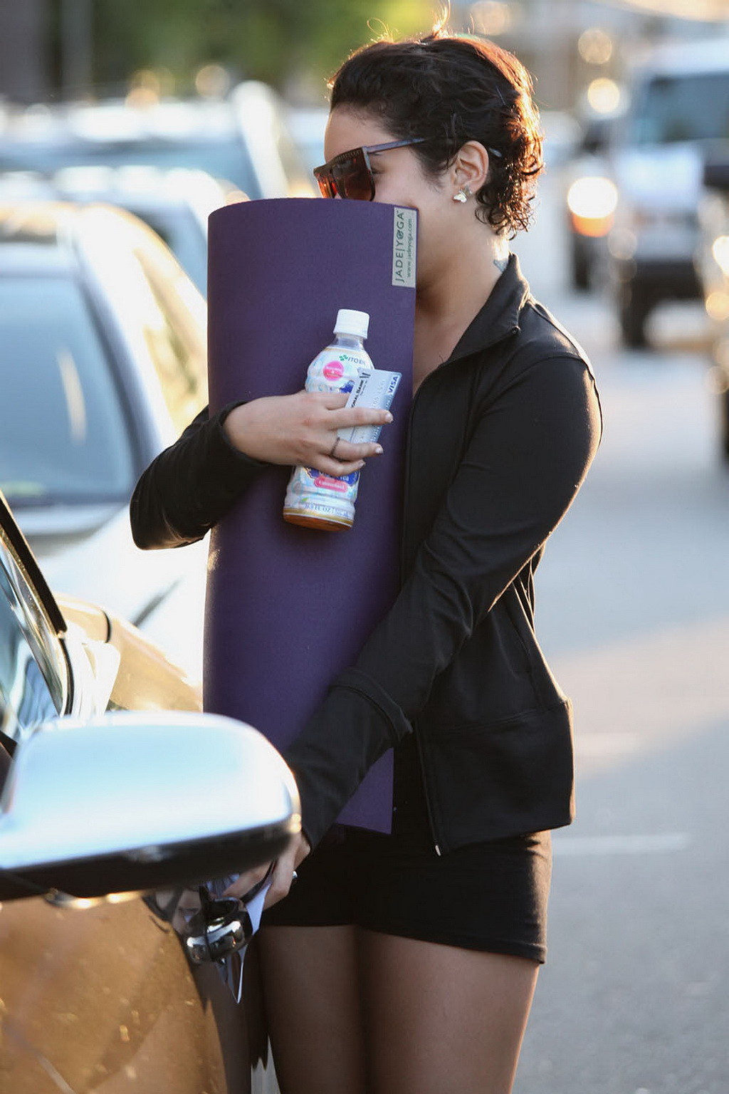 Vanessa hudgens montrant ses fesses dans un short noir après un cours de yoga à la...
 #75294086