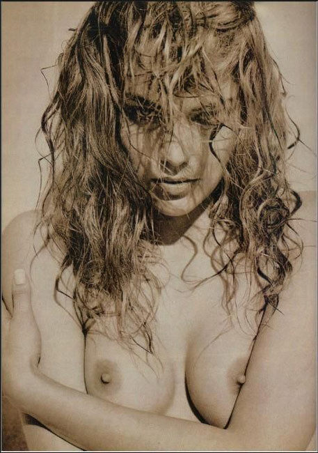 Berühmte prominente Schauspielerin Sharon Stone zeigt heiße nackte Brüste
 #75431711