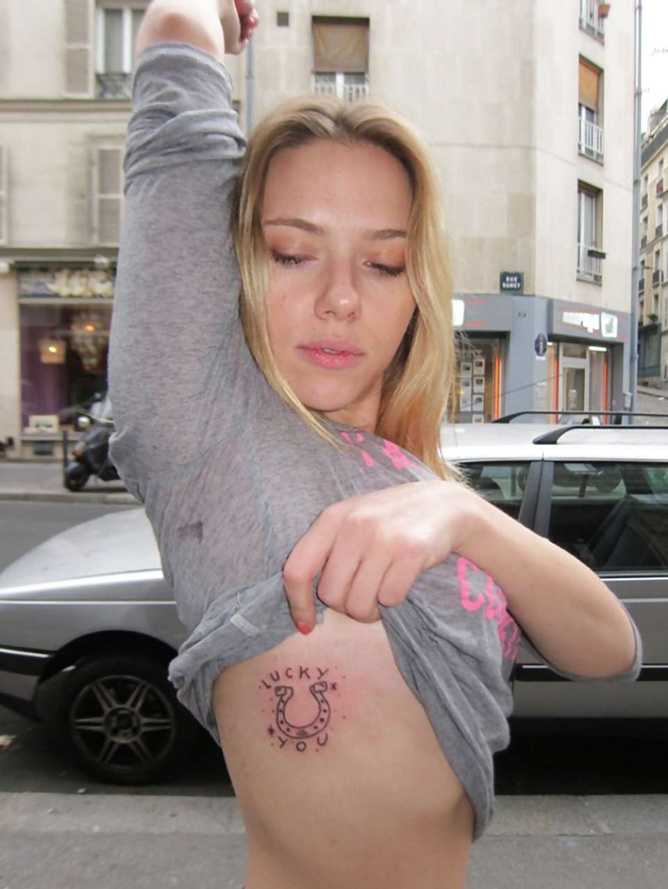 Scarlett johansson exponiendo su nuevo y sexy tatuaje
 #75247912