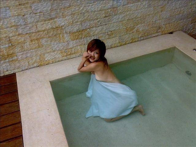Mignonne jeune japonaise filmée par son petit ami dans un spa.
 #69947950