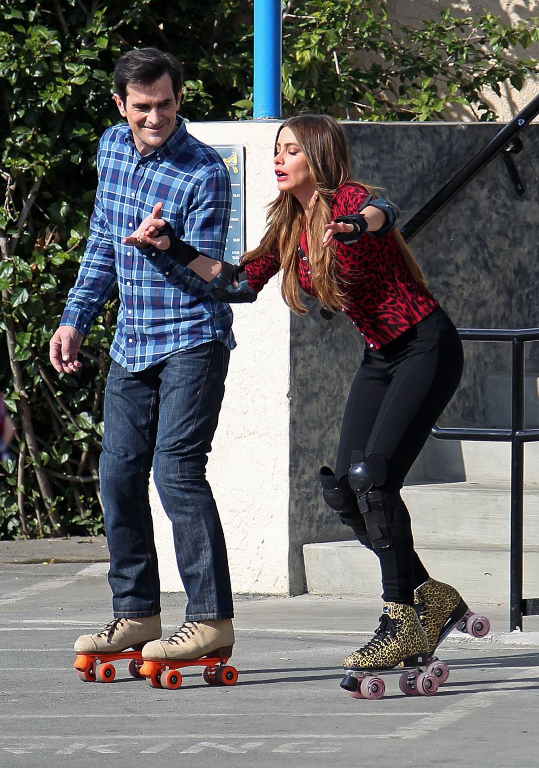 Sofia vergara montre ses fesses en collants en patinant sur le plateau de 'modern family'.
 #75240445