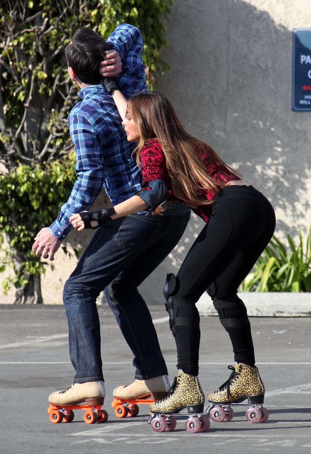 Sofia vergara montre ses fesses en collants en patinant sur le plateau de 'modern family'.
 #75240454