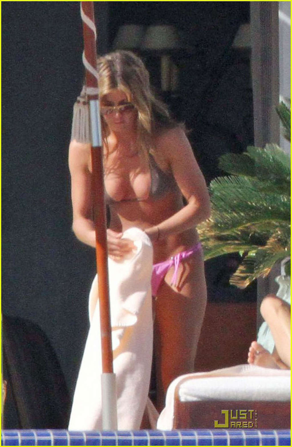 Jennifer aniston sexy en bikini et upskir
 #75360505