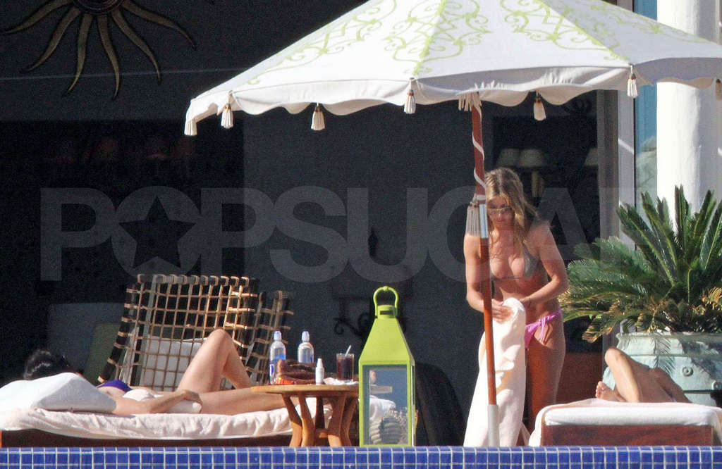 Jennifer aniston sexy en bikini et upskir
 #75360541