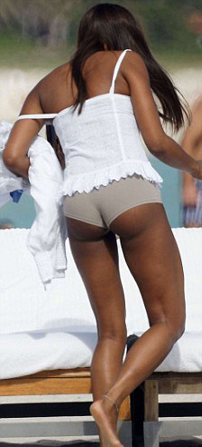 Naomi Campbell zeigt ihren Super-Model-Körper und sexy Arsch #75373908