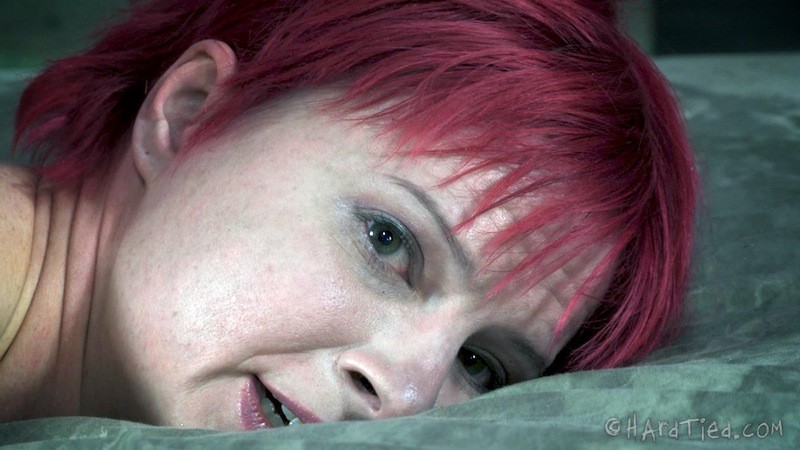 Claire Adams ist es nicht fremd, in einem Käfig zu sein.
 #72012821
