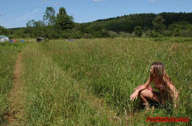 Tight teenie prende una pisciata fuori su un campo d'erba in una giornata di sole
 #76514492