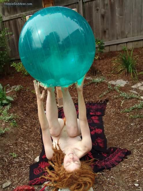 Une hippie rousse et poilue s'amuse en plein air avec un gros ballon d'eau.
 #77324176