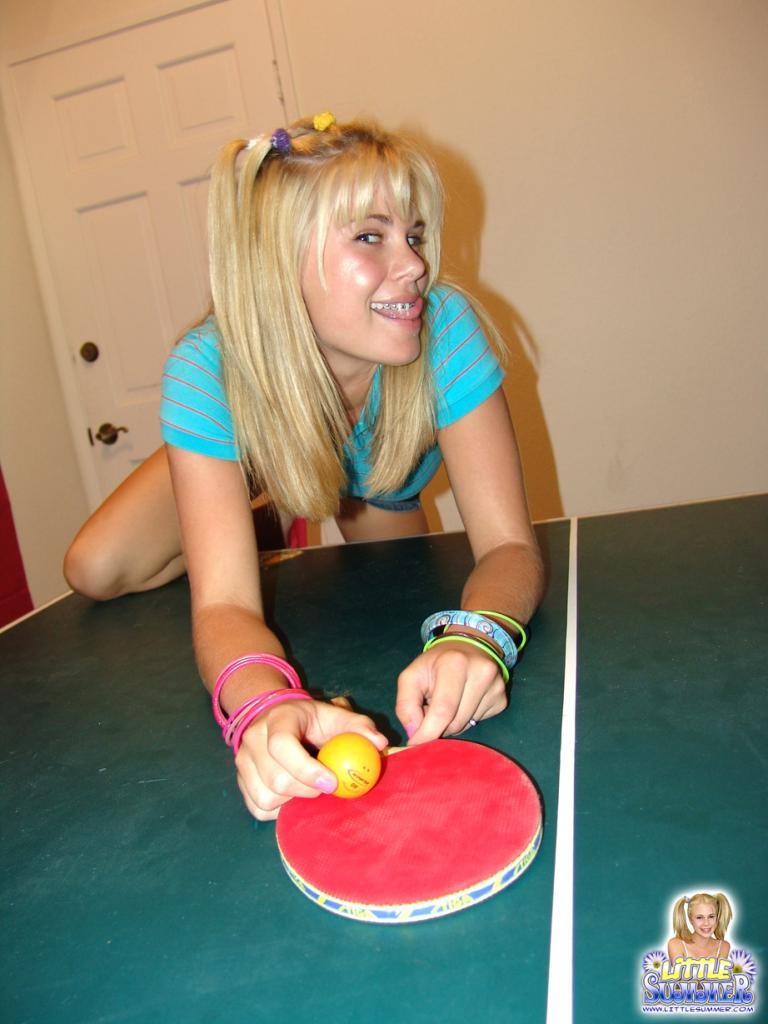 Teen Freundinnen spielen ein Spiel von sexy Pool #79014135