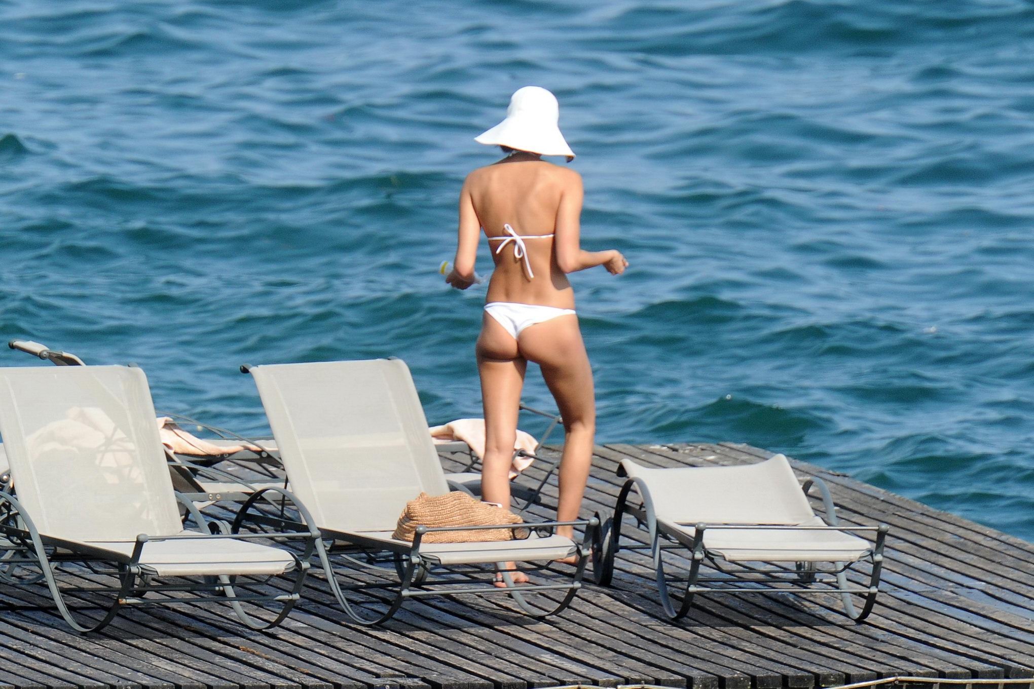 Irina shayk exhibant son corps en bikini en Italie
 #75158081