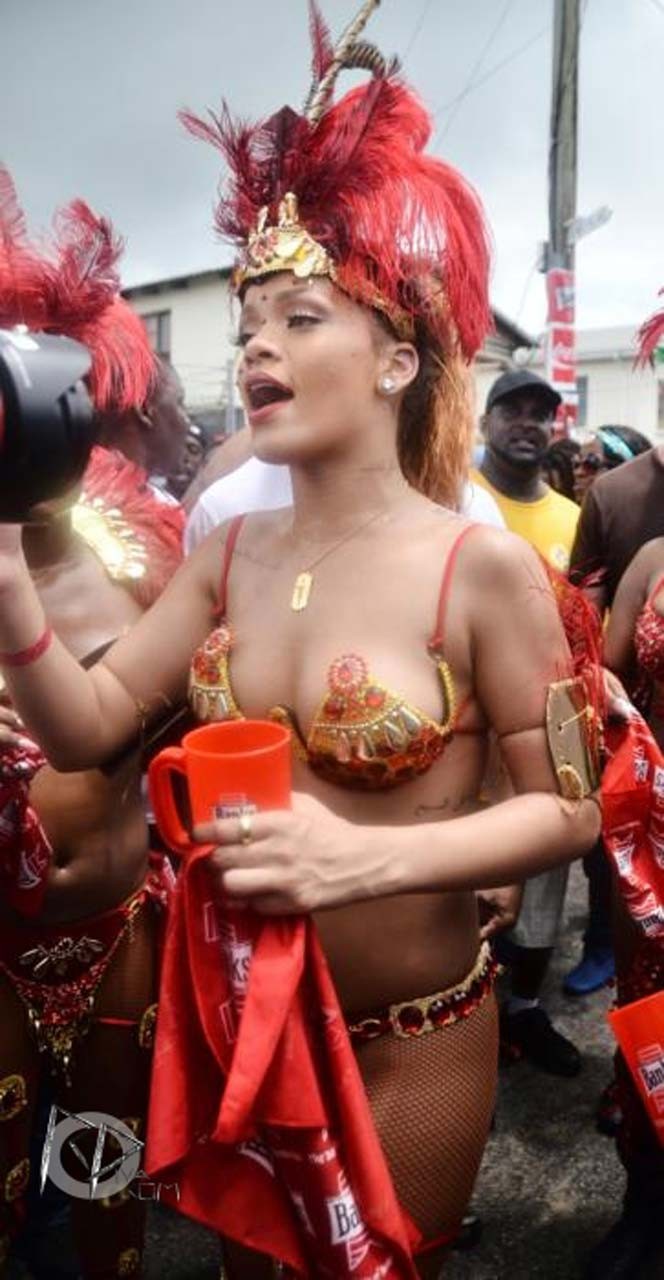 Rihanna che espone il suo corpo sexy e culo caldo mentre lei è vestita come una puttana
 #75293551