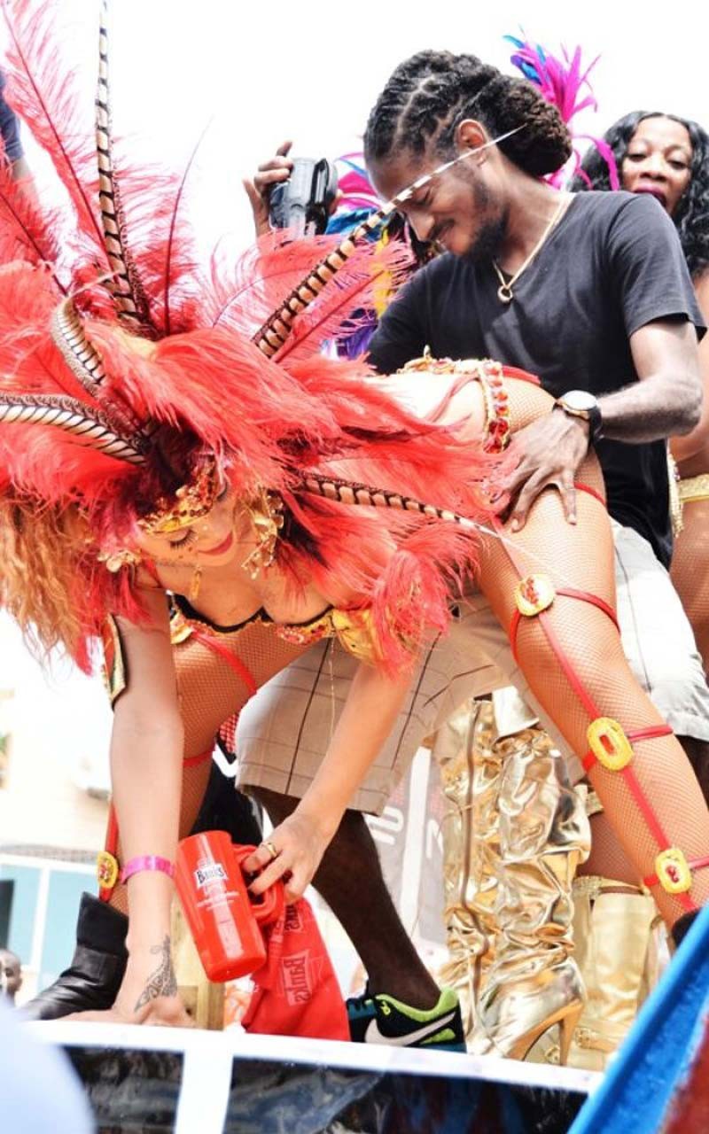 Rihanna entblößt ihren sexy Körper und heißen Arsch, während sie wie eine Hure gekleidet ist
 #75293553
