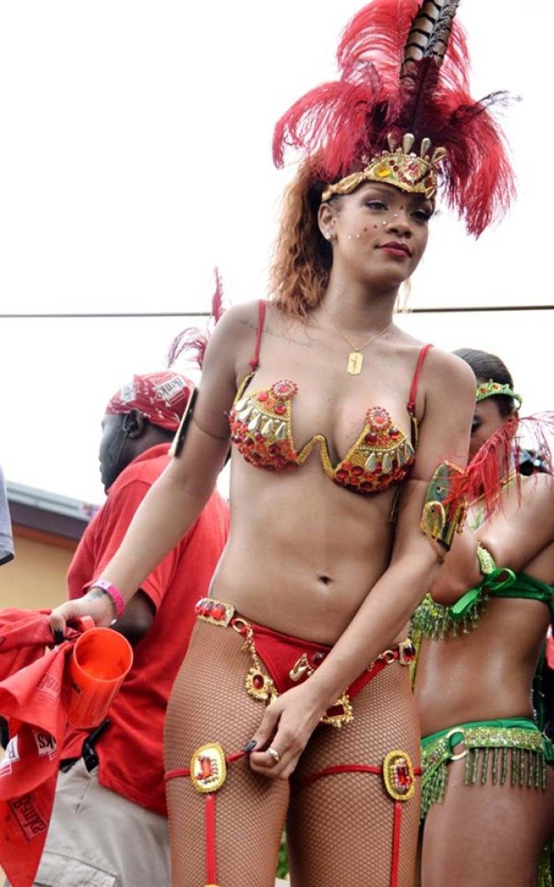Rihanna che espone il suo corpo sexy e culo caldo mentre lei è vestita come una puttana
 #75293563