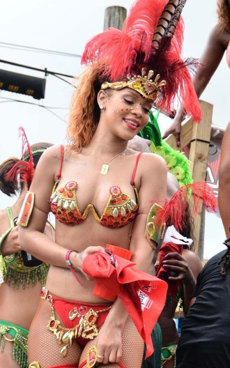 Rihanna che espone il suo corpo sexy e culo caldo mentre lei è vestita come una puttana
 #75293570